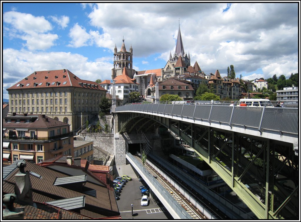 Die Pont Bessire mit der Kathedrale von Lausanne im Hintergrund (25.07.2009). Eine sehr interessante Brcke; oben der Straenverkehr, eine Etage tiefer die Mtro Lausanne.