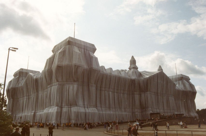 Die Reichstagsverhllung Juni 1995 (scan vom Bild).