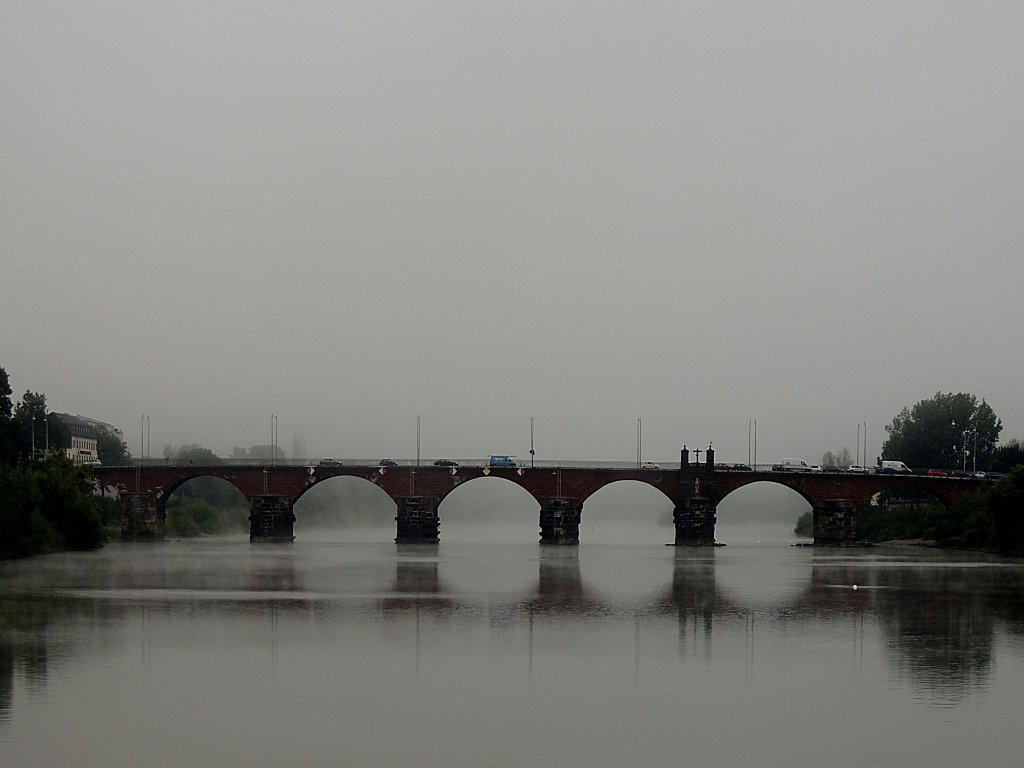 Die Römerbrücke (älteste Brücke Deutschlands) gewährleistet auch Heutzutage, und auch bei Nebel eine Problemlose Querung der Mosel bei Trier; 120827