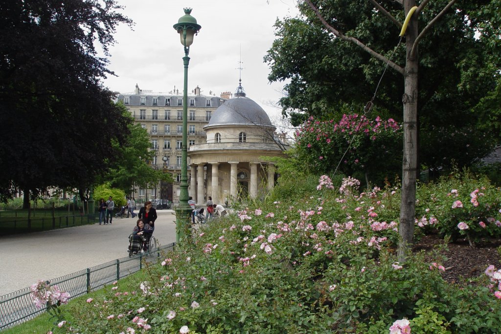Die Rotonde im Parc Monceau war einst Teil der Stadtmauer zur Abgrenzung des Steuergebietes und Eindmmung der Steuerflucht. (19.07.2009)