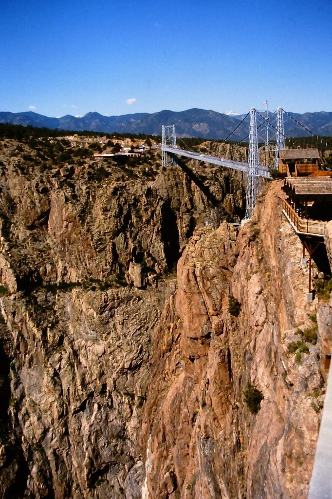 Die Royal Gorge Bridge in der Nhe von Caon City (CO) ist die hchste Brcke der Welt. Die Hngebrcke berquert den Canyon des Arkansas River in einer Hhe von fast 321 Metern. Die Aufnahme entstand am 14. Juni 1987.