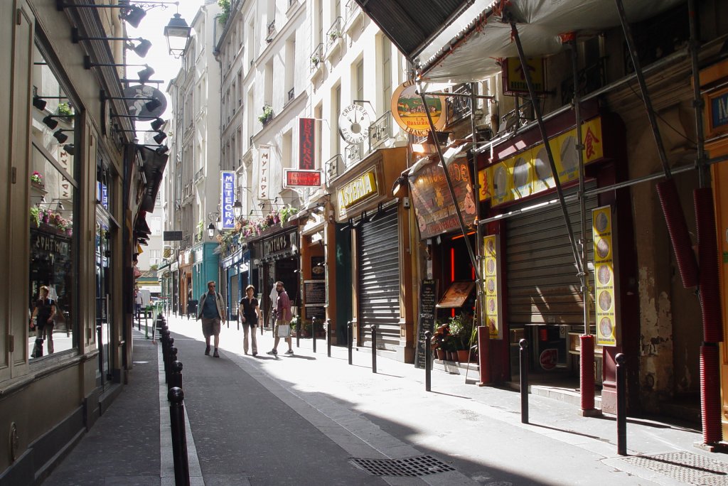 Die Rue de la Harpe im Quartier Latin gehrt zu den ltesten Strassen der Stadt. Am Abend dicht gedrngt mit Touristen aus aller Herren Lnder, ist sie am frhen Vormittag noch fast menschenleer. (19.07.2009)