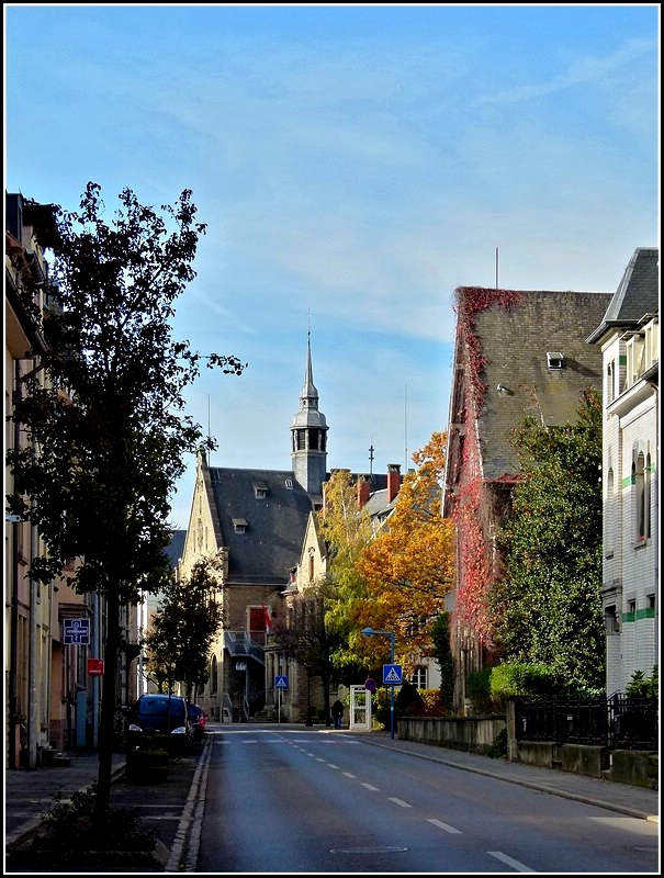 Die rue du Canal mit Blick auf das Rathaus in Ettelbrck. 01.11.2010. (Jeanny)