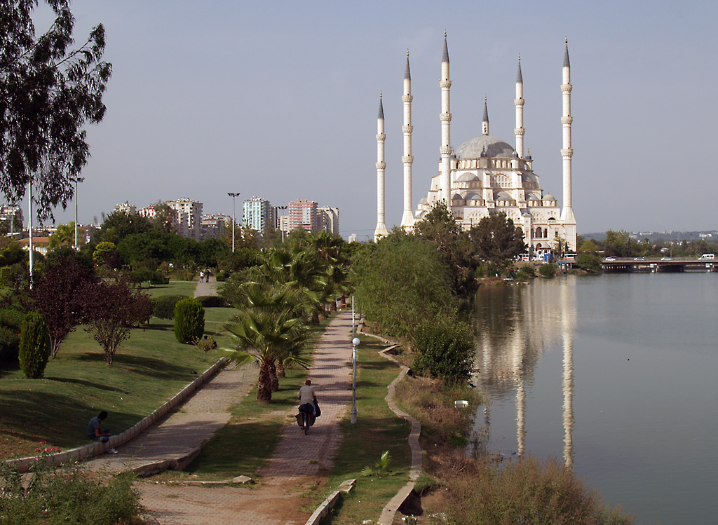 Die Sabancı-Merkez-Moschee in Adana ist die grte ihrer Art in der Trkei, die vorderen Minarette sind immerhin 99 m hoch. 24.09.2008