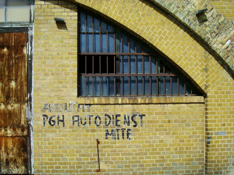 Die Schatten der Vergangenheit: Alte Inschrift auf einem Stadtbahnbogen in der Nhe des Berliner Bahnhofs Friedrichstrae. PGH bedeutete in der DDR: Produktionsgenossenschaft des Handwerkes - ergo: eine Autowerkstatt. 17.7.2008