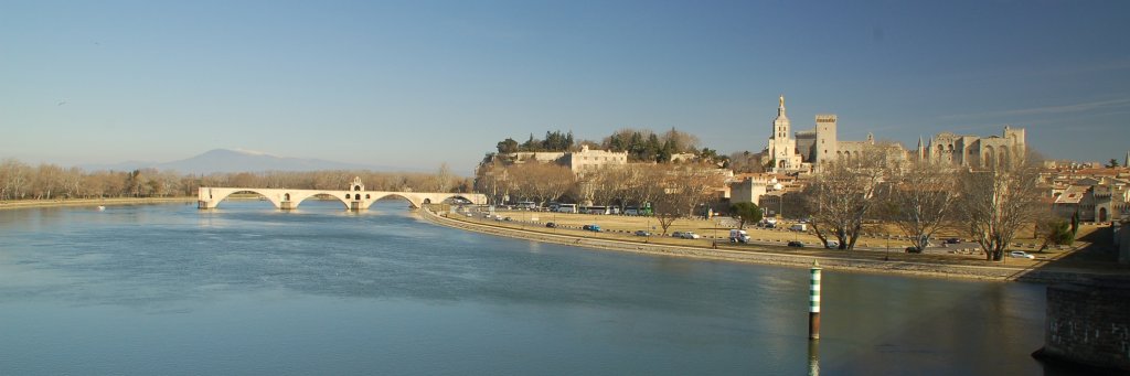 Die schnsten Seiten Avignons auf einen Blick: Die Rhne mit der berhmten Brcke  St. Bnzet  und das Papstpalast, wo die Ppste von 1309 bis 1423 ihren Sitz hatten. 
Foto aufgenommen am 24.02.2012.