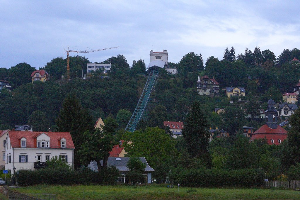 Die Schwebe-Bergbahn in Dresden. 1901 erbaut, verbindet sie die Stadtteile Loschwitz und Oberloschwitz und berwindet dabei auf einer Streckenlnge von 274 Metern einen Hhenunterschied von 84 Metern. Sie gehrt heute zu den Dresdener Verkehrsbetrieben. (Aufnahme am 30.08.2012 vom Personendampfer  Meissen  aus)