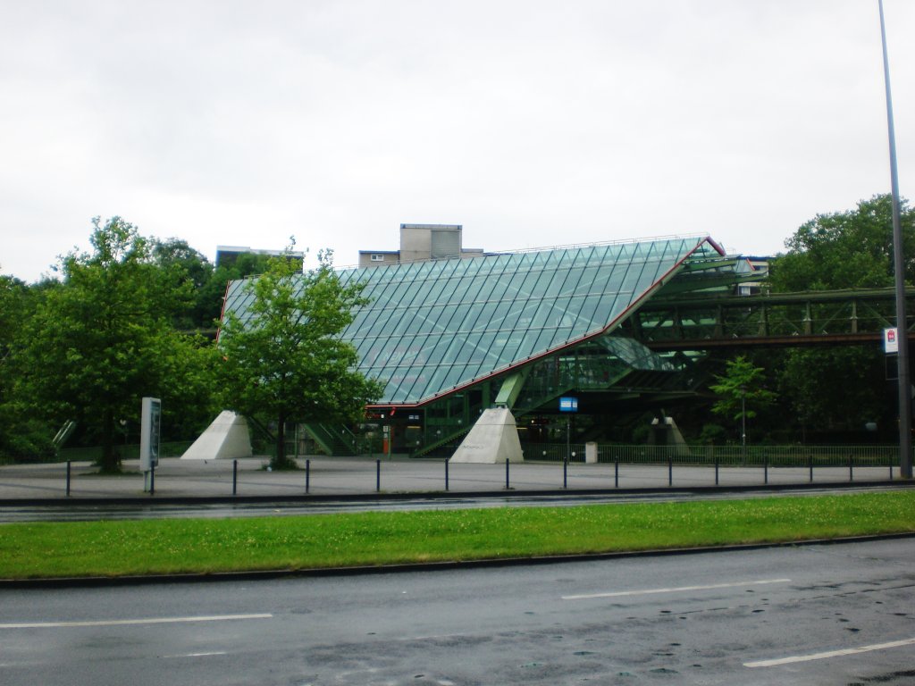 Die Schwebebahnstation Kluse/Schauspielhaus in Wuppertal-Elberfeld.(6.7.2012)