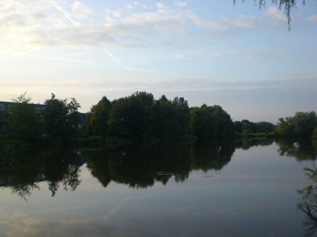 Die Sonne geht unter in Wedel bei Hamburg.