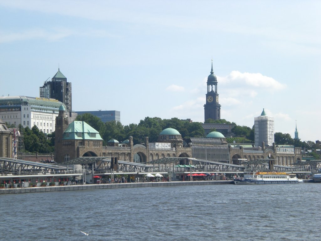 Die St. Pauli Landungsbrcken an der Elbe.