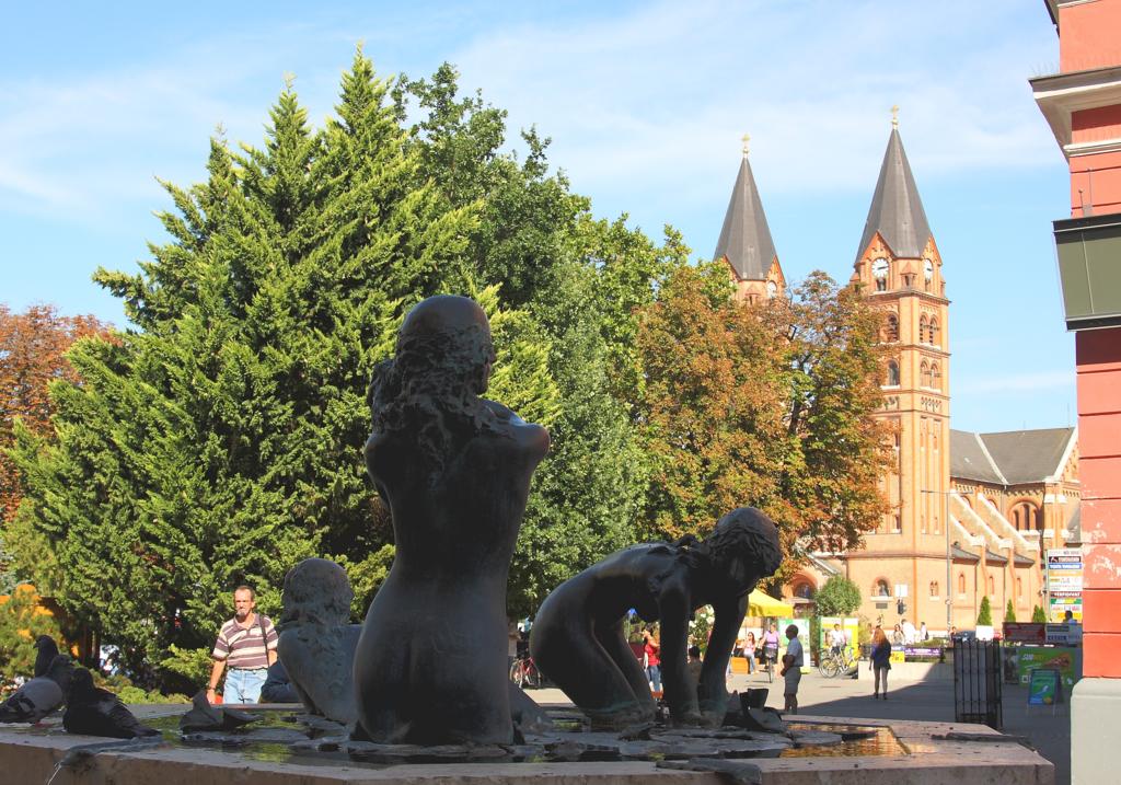 Die Stadt Nyireghza hat ein sehr schnes Stadtbild mit zahlreichen
sakralen Bauten und Denkmlern.
Aufnahme am 29.8.2012