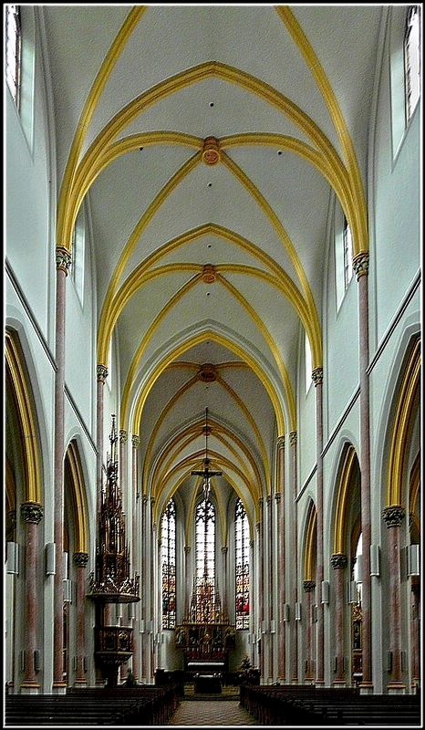 Die Stadtpfarrkirche St. Nikolaus in Zwiesel ist eine hochgewlbte dreischiffige Basilika aus Rohziegelmauerwerk mit Langhaus und Querschiff. Sie wirkt durch ihren gewaltigen rumlichen Umfang. Sie wurde durch den Mnchner Architekten Johann Baptist Schott im Stil der mittelalterlichen Hochgotik, mit zwei niedrigeren Seitenschiffen und einem hohen Hauptschiff und einen Querschiff errichtet. Bei der Gesamtrenovierung von 1983 bis 1987 erhielt der gesamte neugotische Innenraum eine neue Farbgebung, die den Raumeindruck steigert und dadurch die architektonische und knstlerische Qualitt des gesamten Gotteshauses zur vollen Entfaltung bringt. 15.09.2010 (Jeanny)