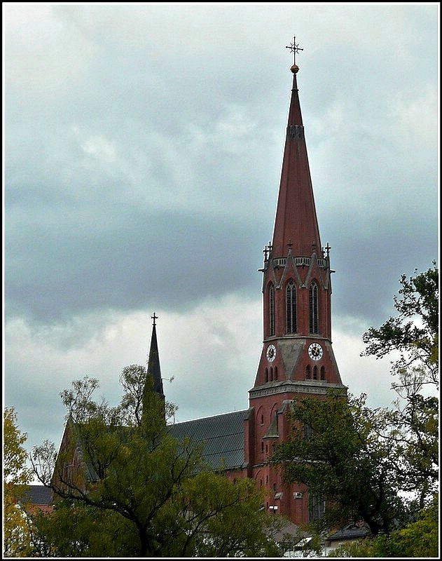 Die Stadtpfarrkirche St. Nikolaus in Zwiesel, ein dreischiffiger, neugotischer Backsteinbau wurde 1892 bis 1896 erbaut. Mit seinem 86 Meter hohen Turm wird als Dom des Bayerischen Waldes bezeichnet und ist damit der hchste Kirchturm des Bistums Passau ist und zhlt gleichzeitig auch zu den hchsten Kirchtrmen in Bayern. 15.09.2010 (Jeanny)
