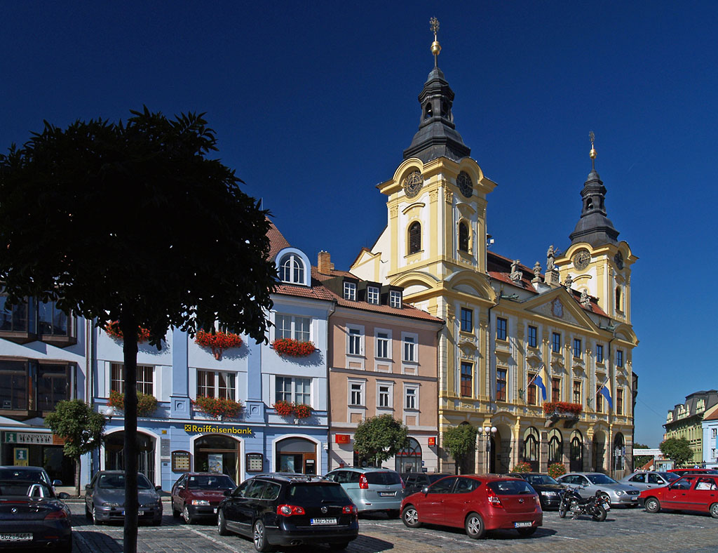 Die Stadtverwaltung von Pisek sitzt in einem reprsentativen zweistckigen Barockgebude, erbaut in den Jahren 1740-65. 
Im dreieckigen Giebel ist das Stadtwappen und darber, auf der Attika, finden sich barocke Vasen und Statuen, welche Kraft, Geduld und Gerechtigkeit darstellen. 
Am 01.10.2011 prsentierte sich das top gepflegte gebude in bestem Licht.