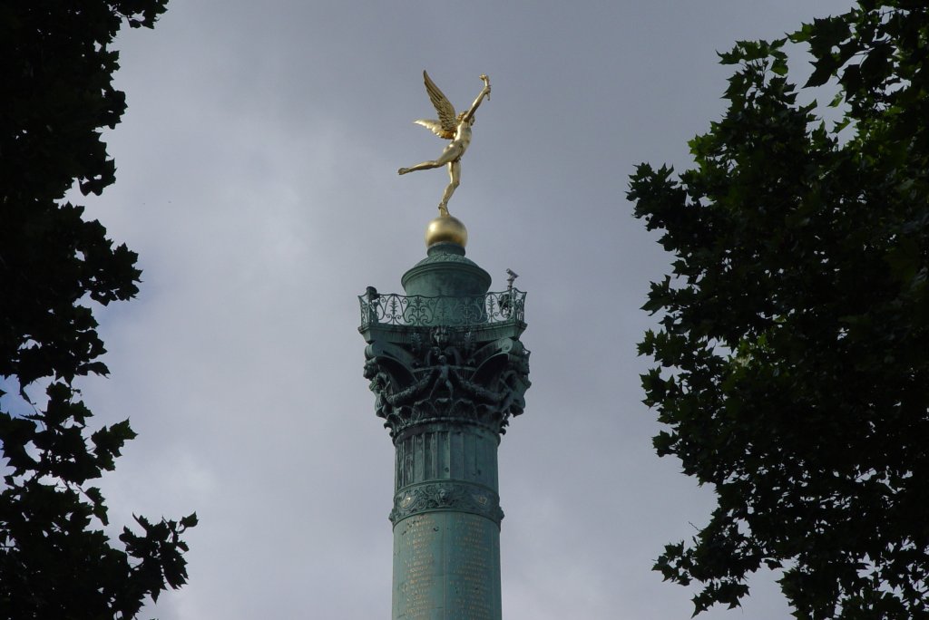 Die Statue auf der Spitze der Julisule auf der Place de la Bastille wurde von den Parisern  Le Gnie de la Bastille  getauft. (18.07.2009)