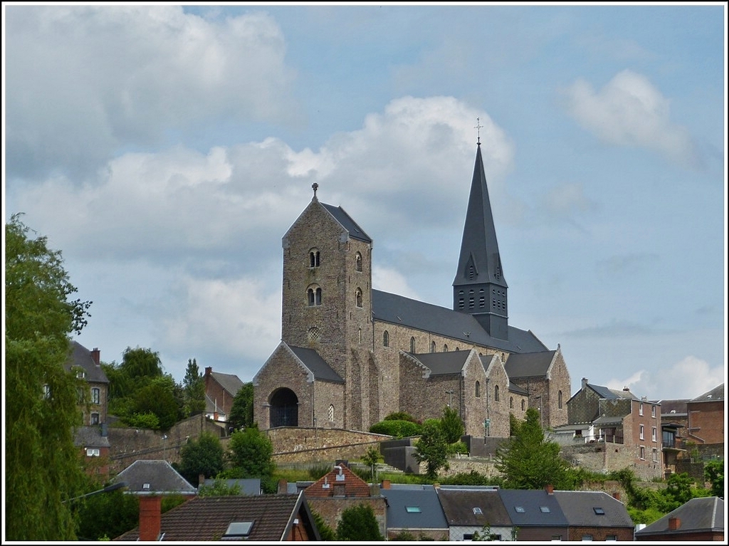 Die Stiftskirche Saint-Ursmer in Lobbes wurde von 819 bis 823 von den Mnchen des Klosters Lobbes gebaut. Sie ist die einzige Kirche Belgiens, welche in ihren Grundelementen aus der karolingischen Zeit stammt. Nur sehr wenig umgebaut im Laufe der Jahrhunderte, wurde der karolingische Charakter weitgehends erhalten (Schiff und westliche Partien), nur Krypta, Eingangstr, Turm und Chor wurden im Stil der Maas etwas aufgelockert. Die Stiftskirche Saint-Ursmer dient heute als Pfarrkiche von Lobbes. 23.06.2012 (Jeanny) 