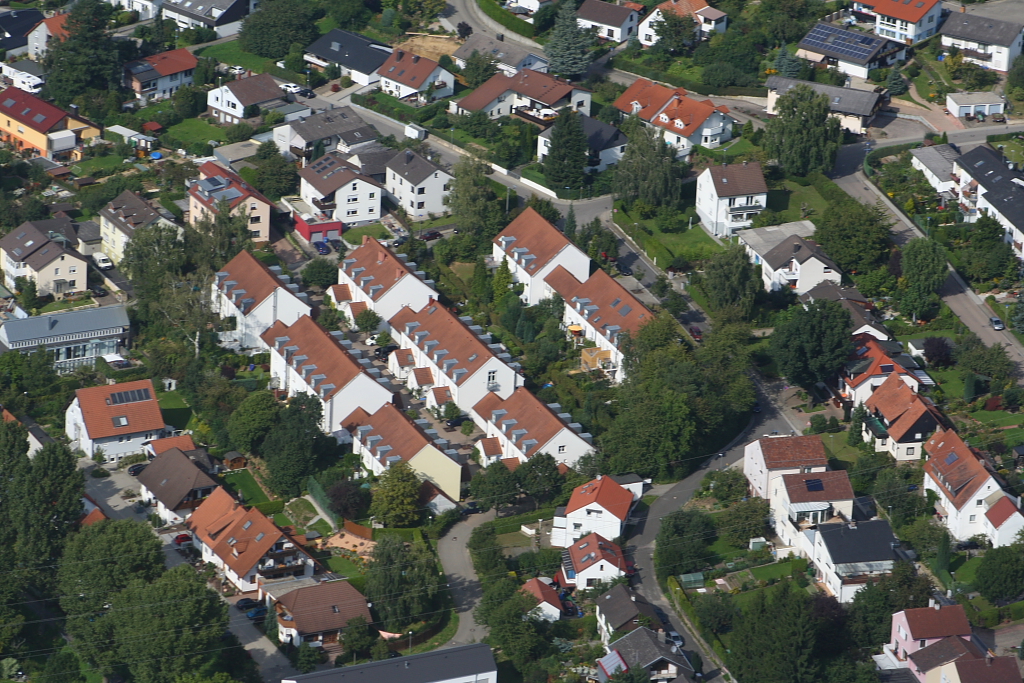 Die Strae  Am Wiesenacker  des Dorfes Grnwettersbach (liegt in der Nhe von Karlsruhe) aus der Luft. Dieses Fpto wurde aus einem Sportflugzeug am 5. September 2010 gemacht.