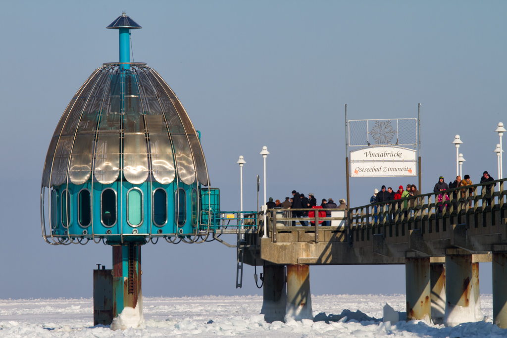 Die Tauchgondel in Zinnowitz ist auch bei zugefrorener Ostsee ein Besuchermagnet. - 11.02.2012
