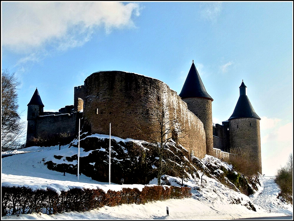 Die tiefgefrorene Burg Bourscheid am 02.01.2011. (Jeanny)