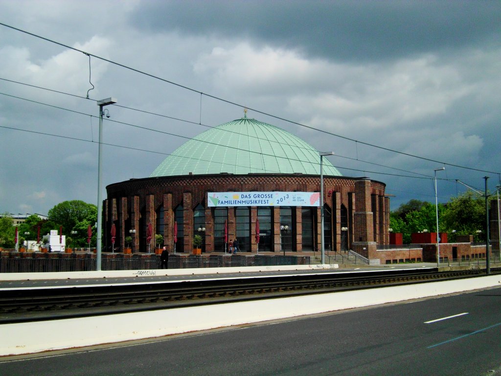 Die Tonhalle an der Oberkasseler Brücke in Düsseldorf.(12.5.2013)