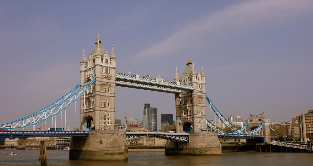 Die Tower Bridge in London, nach wie vor ein beeindruckendes Gebäude und ein beliebtes und vielfotografiertes Sujet in London
(19.04.2010)