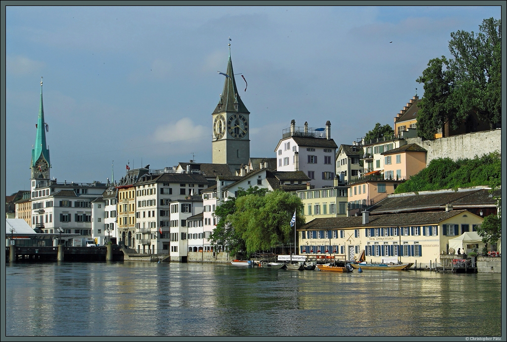 Die Trme des Klosters Fraumnster und der Kirche St. Peter dominieren die Altstadt von Zrich. (08.07.2013)