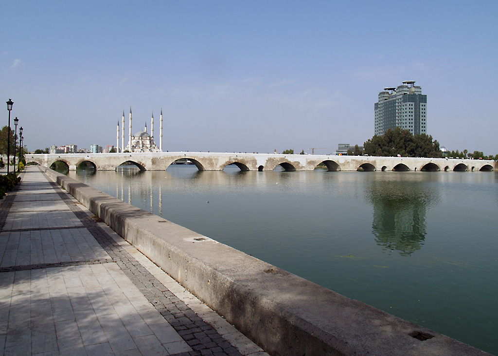 Die unter Hadrian erbaute Steinbrcke (Taşkpr) ber den Seyhan ist sicher eines der attraktivsten Bauwerke der trkischen Millionenstadt Adana. Sie gilt als lteste, noch benutzte Brcke weltweit. Im Hg rechts das Adana Hilton Hotel, links die Sabancı-Merkez-Moschee. 26.09.2008