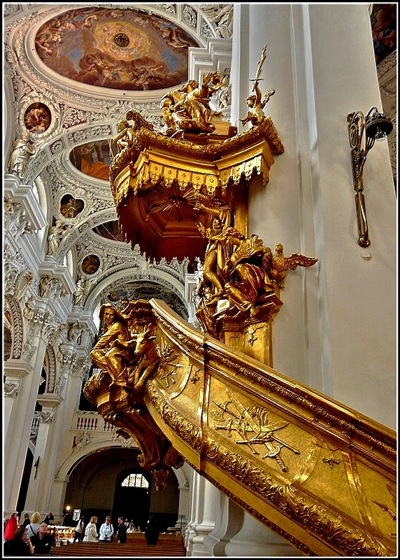 Die vergoldete Kanzel im Passauer Dom St. Stephan wurde 1722 bis 1726 von dem Wiener Hoftischler Johann Georg Series gefertigt. 16.09.2010 (Jeanny)