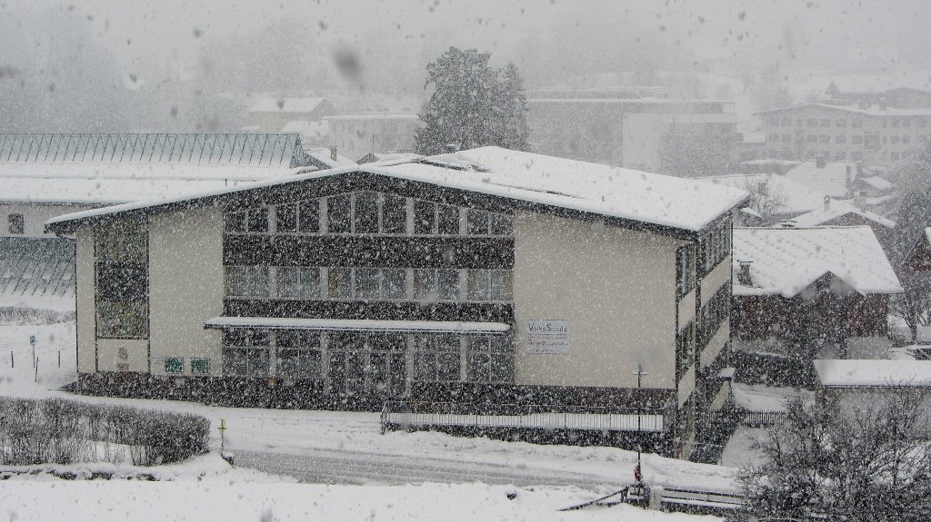 Die Volksschule in Brixlegg bei starkem Schneefall.(8.1.2012)
