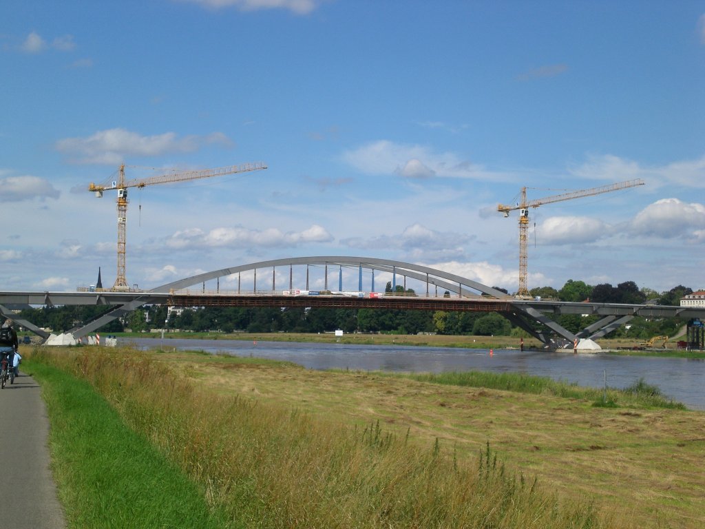 Die Waldschlchenbrcke noch im Bau, verbindet die Dresdner Stadtteile Radeberger Vorstadt und Blasewitz miteinander.(24.7.2011)