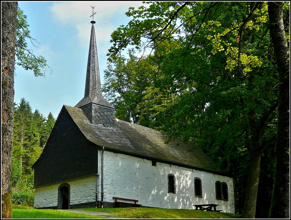 Die Wallfahrtskapelle  Helzer Klaus  liegt mitten im Wald in der Nhe von Hachiville (lux. Helzen). 12.08.2010 (Jeanny)