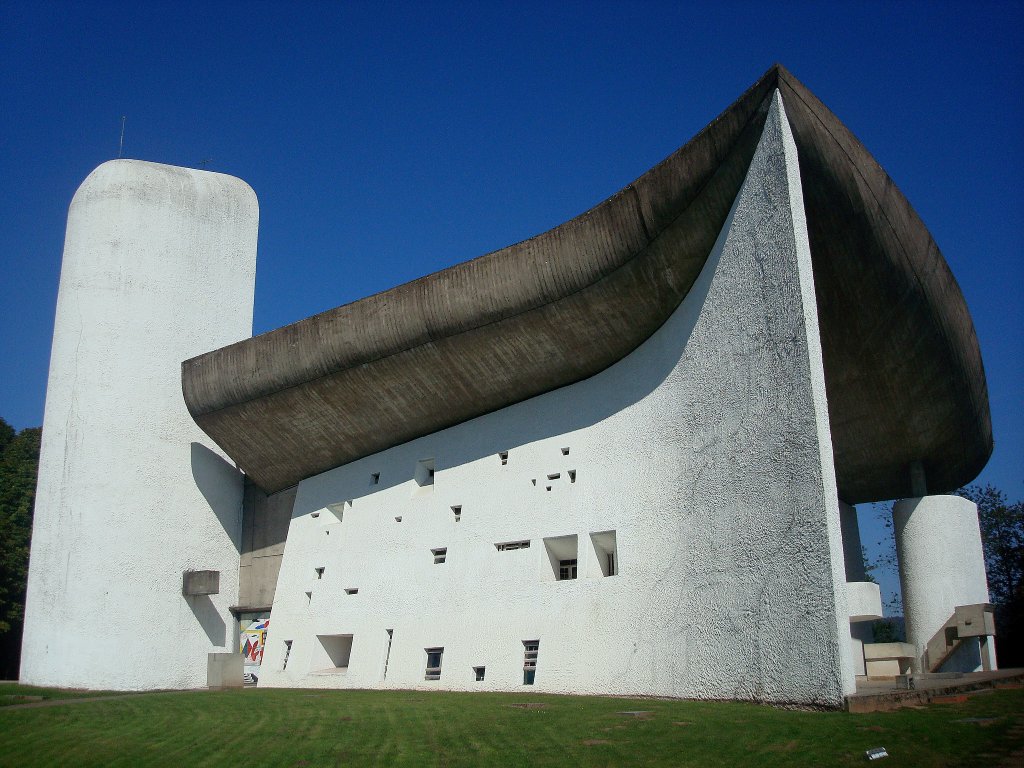 die Wallfahrtskirche in Ronchamp /Frankreich,
1950-55 nach den Plnen des berhmten Schweizer Architekten Le Corbusier erbaut, zhlt zu den bekanntesten Bauten der Moderne und wird als Ikone der Architektur bezeichnet, hier die Sdseite mit Fensterfassade und Hauptturm,
Sept.2010
