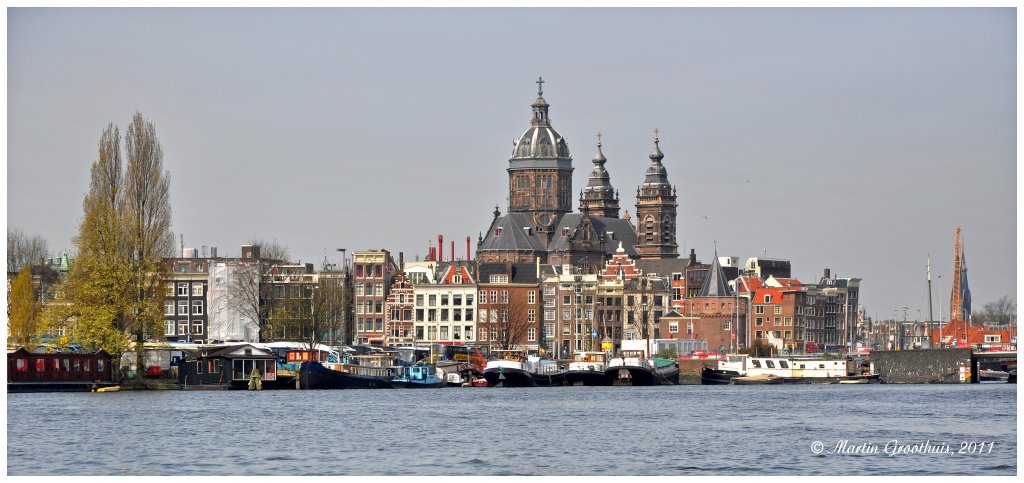 Die  Wasserstadt  Amsterdam(780000 Einwohner)ist immer eine Reise wert.1000 Brcken, 160 Grachten und ber 2000 Hausboote bestimmen das Bild dieser Stadt.Aufnahme am 24.04.2010.