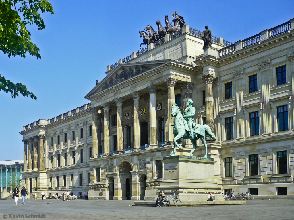 Die Westfassade der im Jahr 2007 fertig gestellten <a href= http://www.schloss-arkaden.de/ >Schloss-Arkaden</a> in Braunschweig ist dem zweiten Braunschweiger Schloss, das unter der Leitung von Carl Theodor Ottmer im Jahr 1841 fertig gestellt wurde und im Zweiten Weltkrieg mehreren Luftangriffen zum Opfer fiel, nachempfunden. (24.04.2011)