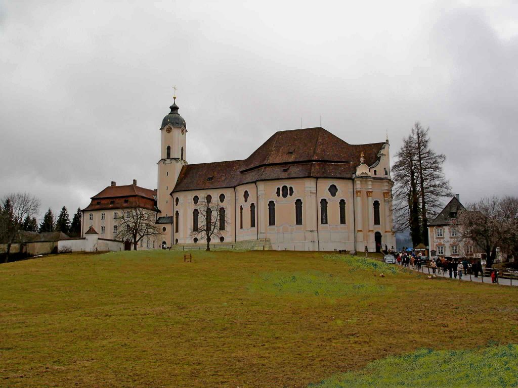 die Wieskirche bei Steingaden im bayrischen Pfaffenwinkel, die berhmte Wallfahrtskirche wurde von den Gebrdern Zimmermann 1745-54 erbaut, April 2005