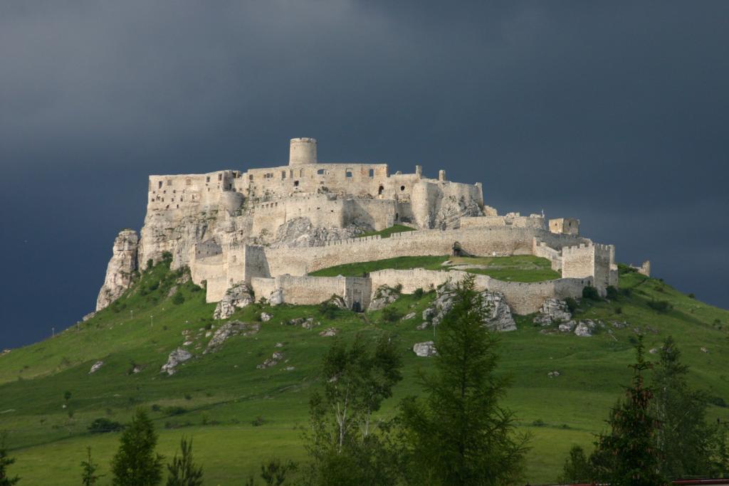 Die Zipser Burg in der Slowakei ist die grte Burganlage Mitteleuropas.
Sie liegt im stlichen Teil der Slowakei nahe der Kleinstadt
Spissky Podhradie. Die Burganlage ist eine Ruine und als solche eine 
der grten Attraktionen in der Slowakei.
Die Aufnahme entstand am 8.6.2005 bei einem aufziehenden schweren Gewitter.