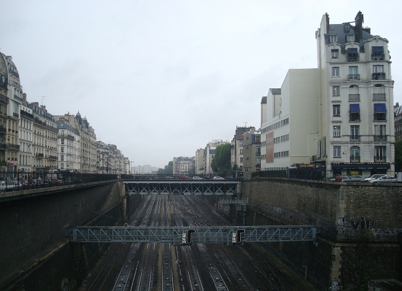 Die Zufahrtsgleise zum Pariser Bahnhof Saint Lazare verlaufen in einem tiefen Einschnitt mitten durch das Wohngebiet im 8. Arrondissement. 14.7.2010