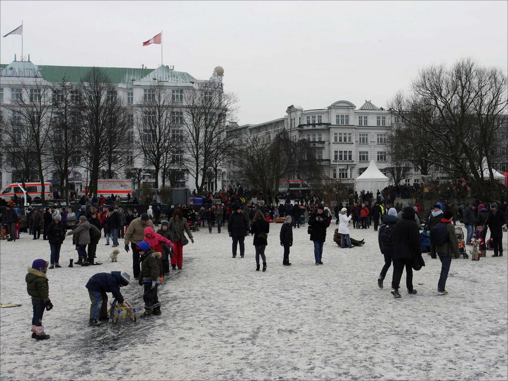 Die zugefrorene Auenalster wurde zum Betreten freigegeben, was viele Hamburger nutzten; 12.02.2012 