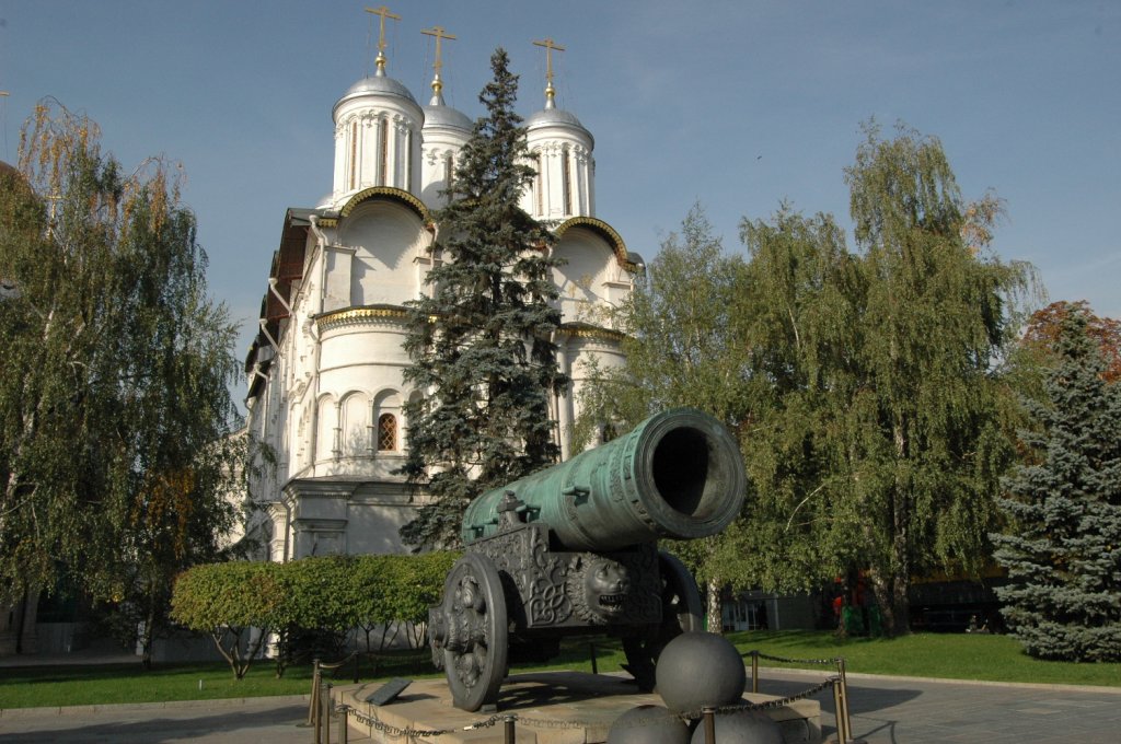 Die Zwlf-Apostel-Kirche im Kreml in Moskau. Im Vordergrund die Zarenkanone Caliber 890mm. Aufgenommen am 11.09.2010.