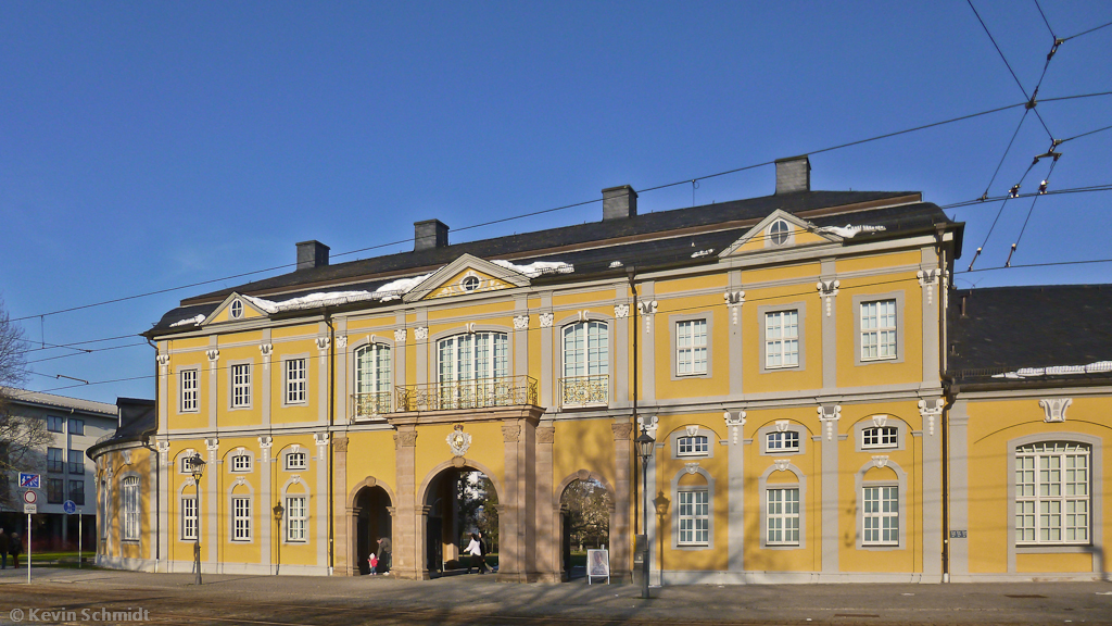 Dies ist die Eingangseite der sptbarocken Orangerie zum Kchengarten im Geraer Stadtteil Untermhaus. Sie gliedert sich in drei Pavillons. Der mittlere (mit den Torbgen) fgt sie jedoch optisch zu einem Gebudekomplex zusammen. Ebenso werden zwei weitere uere Pavillons in den insgesamt halbkreisfrmigen Gebudekomplex integriert. (02.03.2013)