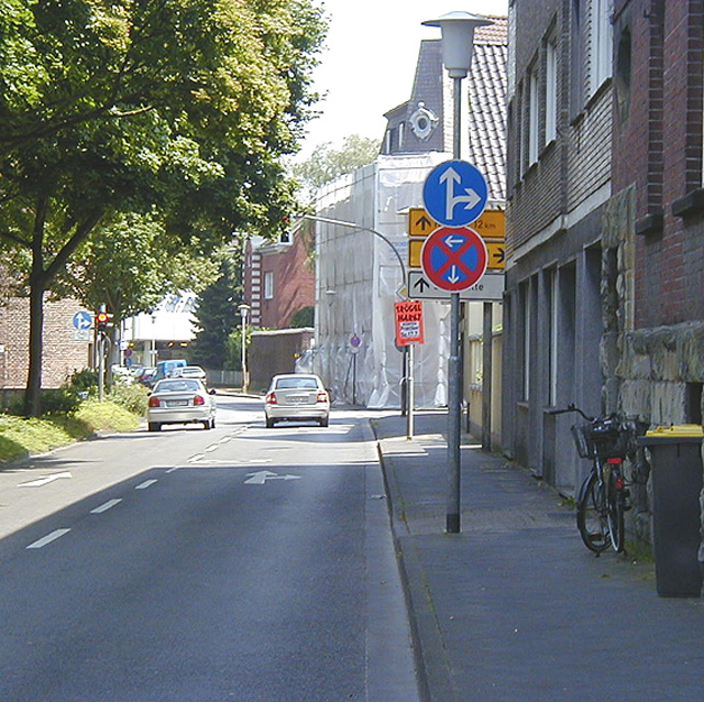 Dies Schild stand Jahre in Kempen am Niederrhein am Innenring. Wahrscheinlich als Park- und Halteverbot fr eine  Untergrundflche ?
Hier wiehert der Amtsschimmel... Foto 20.08.2008 aufgenommen.