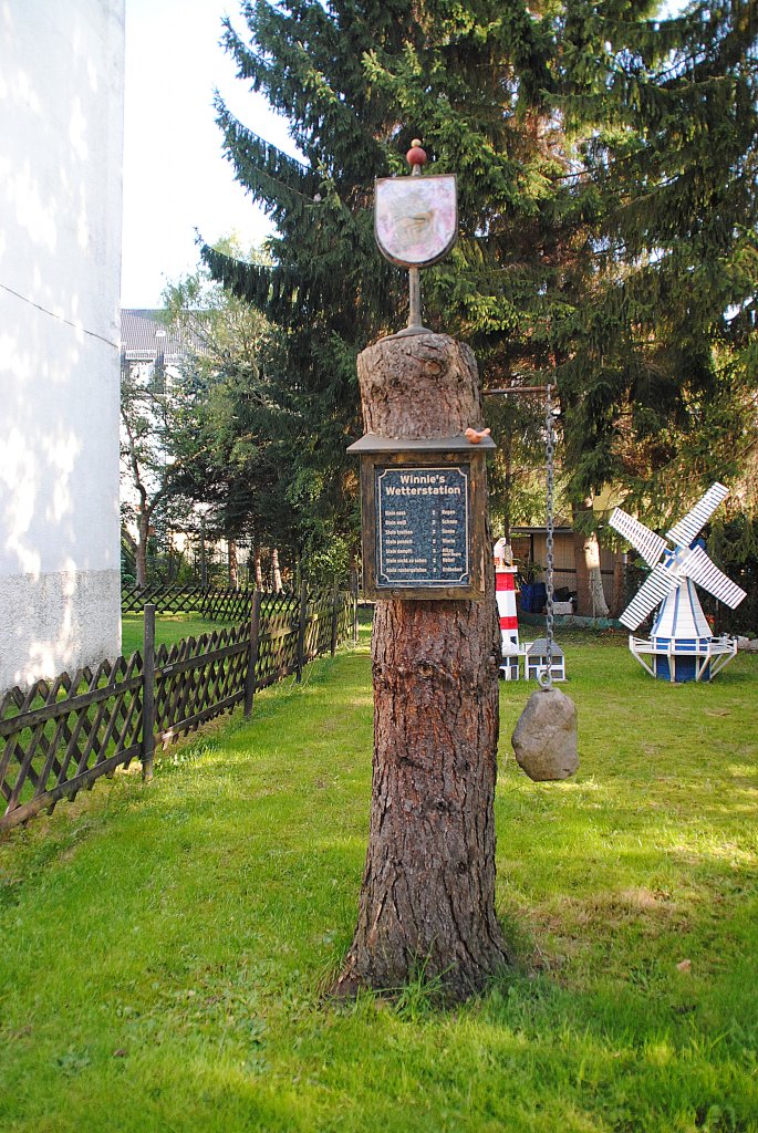 Dies ist eine selbst gebaute Wetterstation. Sie steht in Lehrte/Khtenwaldstrae. Foto vom 18.10.2010