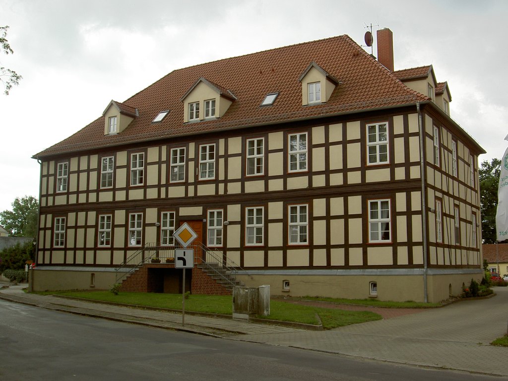 Diesdorf, Altes Amtshaus, frhere Klosterprobstei, erbaut im 18. Jahrhundert
(10.07.2012)