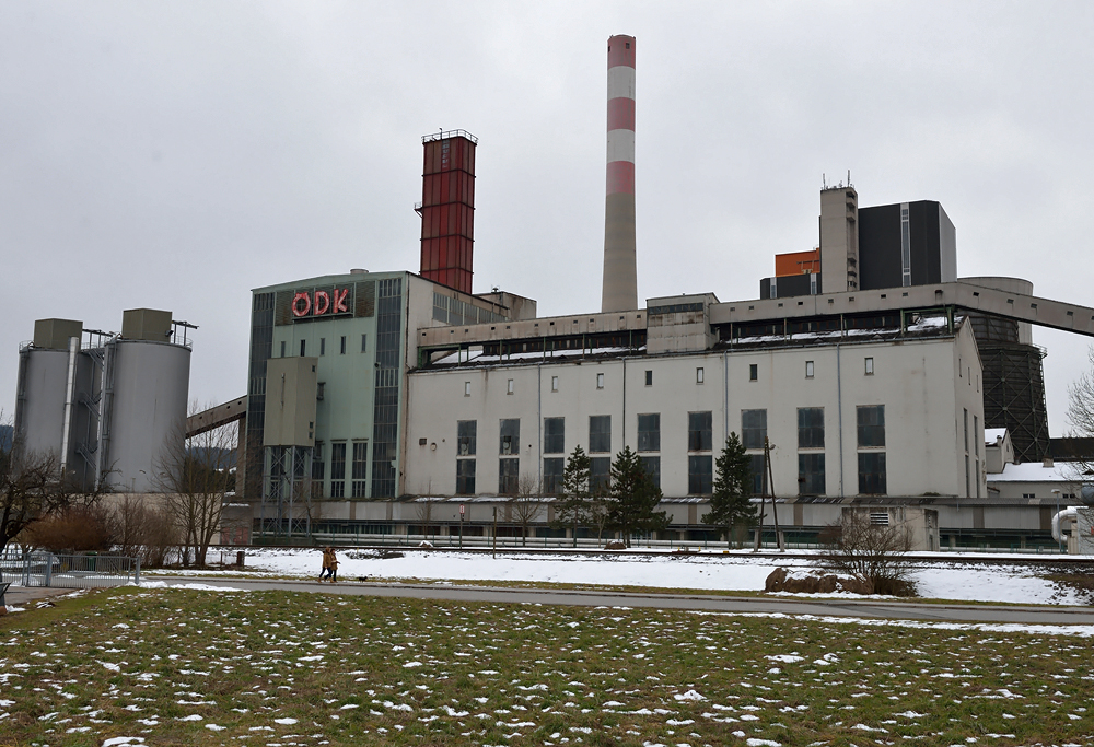 Diese Aufnahme zeigt das Dampfkraftwerk Voitsberg (DK) am 10.02.2013. Der im Vordergrund stehende Kraftwerksblock (DK I und DK II) wurde Mitte der 1950er Jahren erbaut, und 1985 endgltig stillgelegt. Der im Hintergrund zu sehende Kraftwerksblock (DK III) wurde 1983 in Betrieb genommen und hatte eine Leistung von 330 MW. Dieser Block wurde mit dem Schwund der Braunkohlevorkommen im Raum Voitsberg wurde das Dampfkraftwerk Voitsberg immer unrentabler und wurde im Jahr 2006 stillgelegt. Nach mehreren Verkufen und Wiederinbetriebnahmeversuchen beschloss man 2012 einen Abbruch welcher sich nun in Vorbereitung befindet. Der Name DK stammt von der ersten Betriebsgesellschaft,der sterreichischen Draukraftwerke welche im Jahr 2000 in die Verbund AG berging.