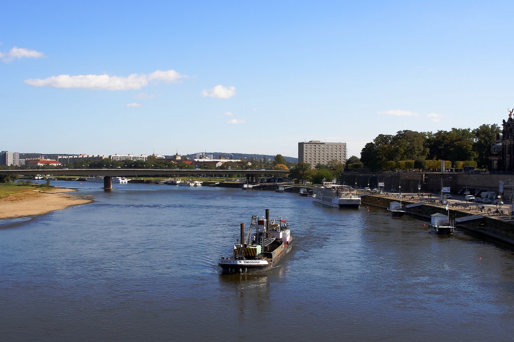 Diese Aufname des Dresdener Terrassenufers (rechts) elbaufwrts in Richtung Carolabrcke (Bildmitte) erfolgte am 06.10.2011 von der Augustusbrcke aus.