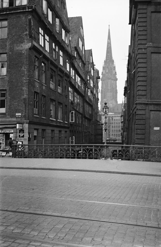 Diese historische Aufnahme habe ich in meinen ererbten Negativen gefunden. Gemacht hat sie mein Grovater vterlicherseits, der mit seiner Familie Anfang der 1930er Jahre in der Nhe der Nicolaikirche gewohnt hat. Das Photo wurde in der Strasse  Bei den Mhren  gemacht. Das Bild ist nicht perfekt, aber ich finde diese ca. 80 Jahre alte Aufnahme zeigenswert. Scan vom Negativ. Stephan Engel