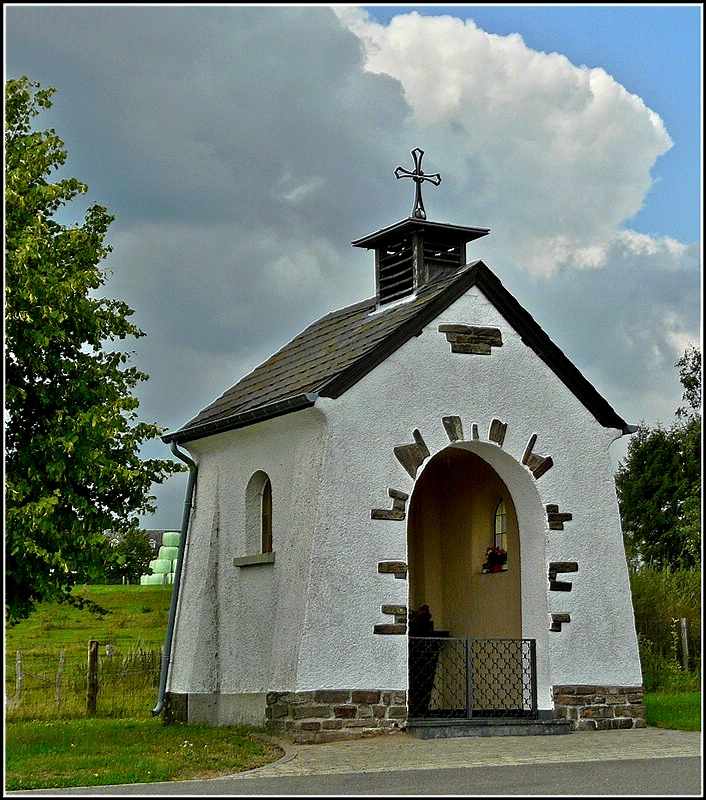 Diese kleine Kapelle steht in Watrange. 05.08.2010 (Jeanny)