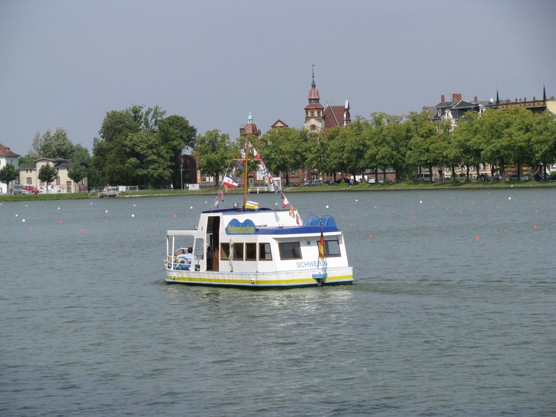 Diese kleine schnucklige Fhre mit den Namen  Petermnnchen  kreuzt auf dem Pfaffenteich, Schwerin [15.08.2009]