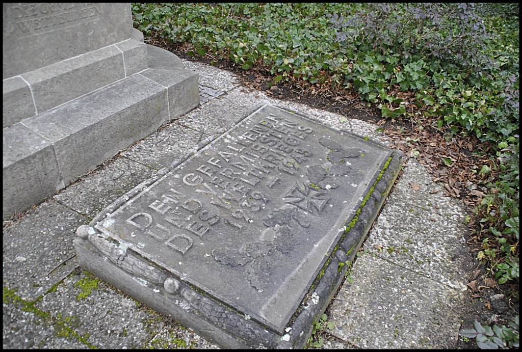Diese Steinplatte erinnert an den Zweiten Weltkrieg in Hannover/Wettbergen. Foto vom 16.02.2011.