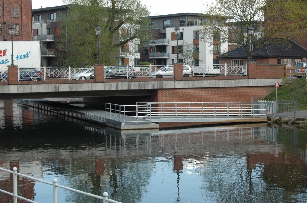 Dieser Ponton fr Fugnger unterhalb der Brcke an der Este soll die Fugnger gefahrlos unterhalb der Brcke auf die andere Straenseite bringen. Was ist bei Hochwasserstand ? Fragen an den Schildbrgerstreich–Stadtbaurat von Buxtehude. Oder ist es ein Traum ein  Klein-Venedig“ an der Este zu errichten ?